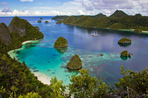 Indonesia-Raja-Ampat-anchored