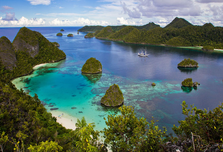 Indonesia-Raja-Ampat-anchored